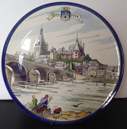 GIEN Grand plat rond en faïence à décor polychrome...