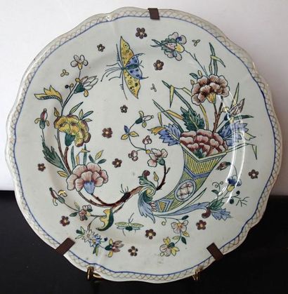 GIEN Grand plat rond en faïence à décor polychrome...
