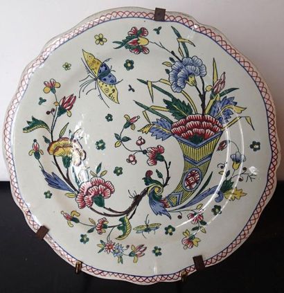 GIEN Grand plat rond en faïence à décor polychrome...