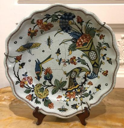 ROUEN Plat rond à bordure contournée en faience...