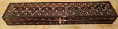 Louis VUITTON Deux paires de baguettes finement...