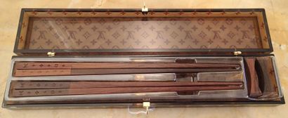 Louis VUITTON Deux paires de baguettes finement...