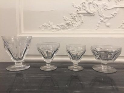 BACCARAT Partie de service de verres en cristal...