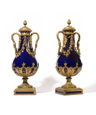 PAIRE DE VASES de forme balustre sur piédouche...