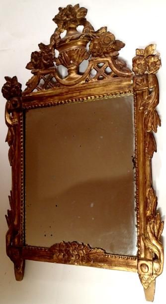 MIROIR A FRONTON en bois doré mouluré et...