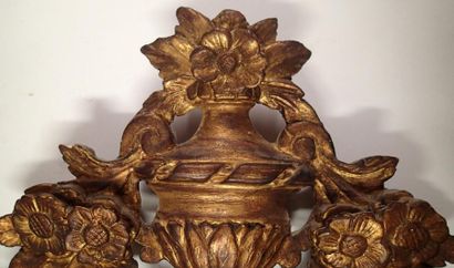 MIROIR A FRONTON en bois doré mouluré et...