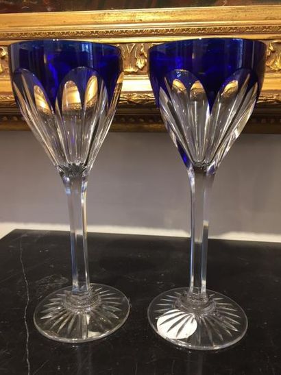 BACCARAT Suite de 9 verres à vin en cristal...
