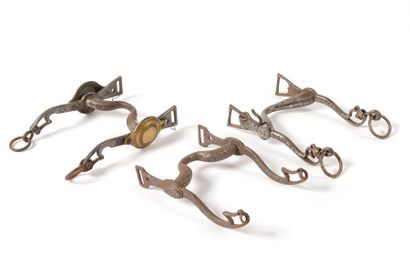Trois mors : -Mors d’officier. Bossettes...
