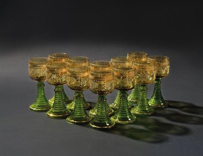 ENSEMBLE DE DOUZE VERRES de couleur verte...