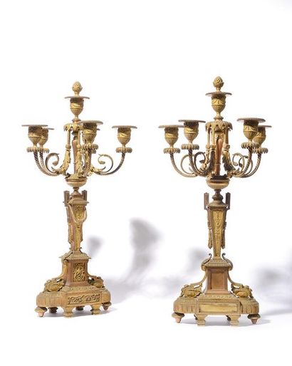 PAIRE DE CANDELABRES à cinq branches ornées...