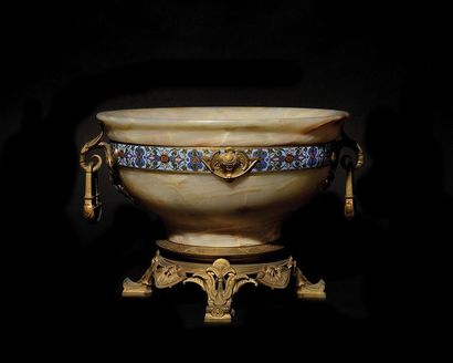 GRANDE COUPE en albâtre et bronze doré, la...