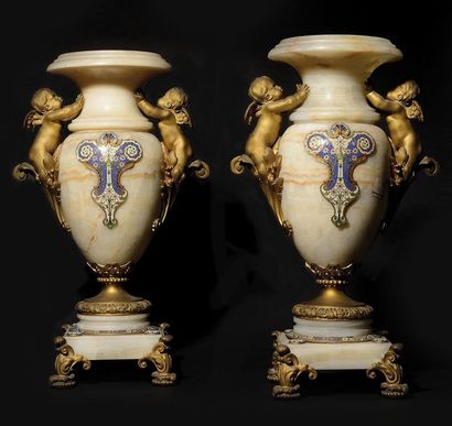 PAIRE DE VASES de forme balustre en albâtre...