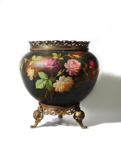 VASQUE en porcelaine à décor polychrome de...