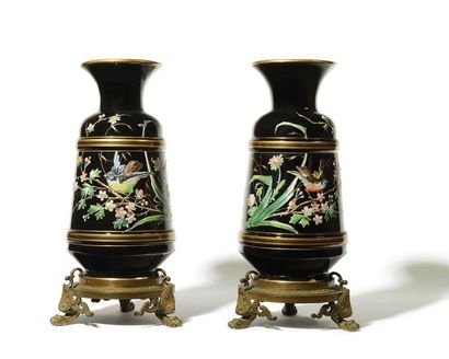 PAIRE DE VASES à décor polychrome en léger...