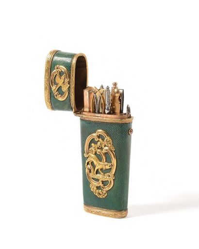 NECESSAIRE DE DAME en galuchat et pomponne....