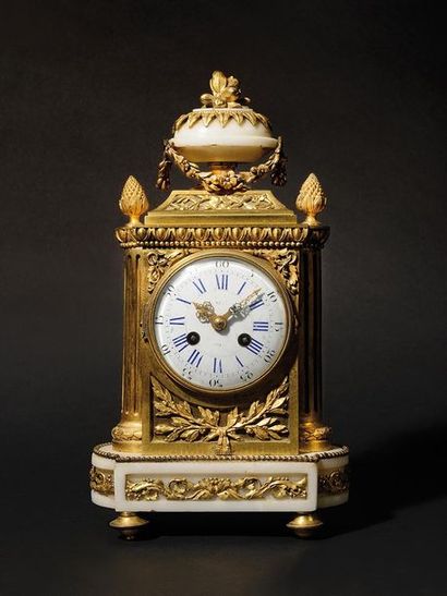 PENDULE de forme borne en marbre blanc et...