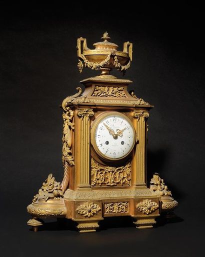 PENDULE en bronze doré, la partie supérieure...
