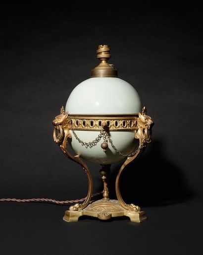 BRULE-PARFUM en porcelaine de couleur vert...