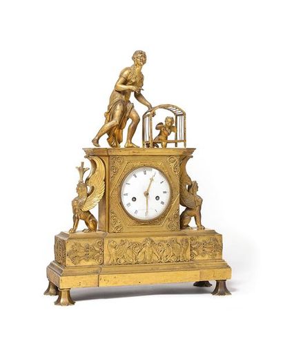 PENDULE en bronze ciselé et doré, le cadran...