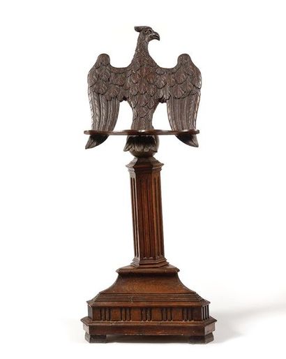 LUTRIN en chêne naturel représentant un aigle...