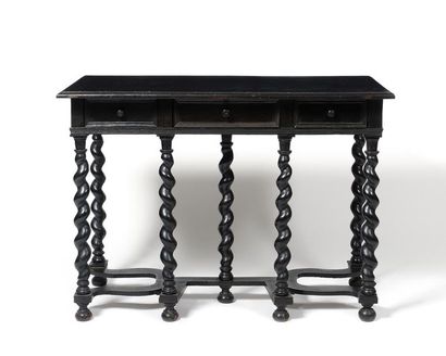 TABLE de forme rectangulaire en bois noirci,...