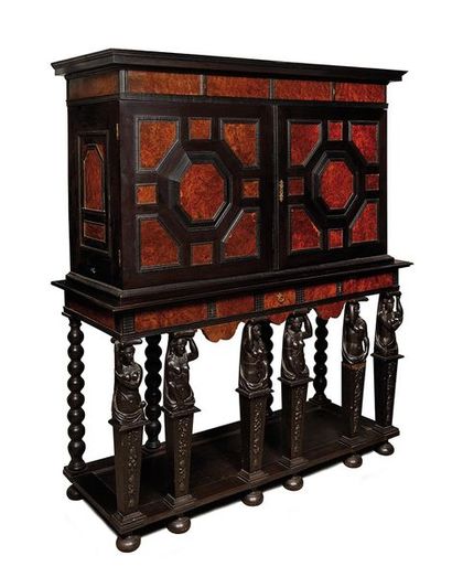 GRAND CABINET en placage d’ébène et loupe...