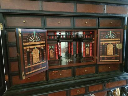 GRAND CABINET en placage d’ébène et loupe...