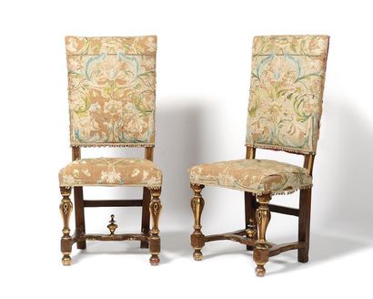 PAIRE DE CHAISES à haut dossier garni, en...