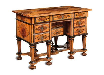BUREAU DIT MAZARIN en placage de noyer et...