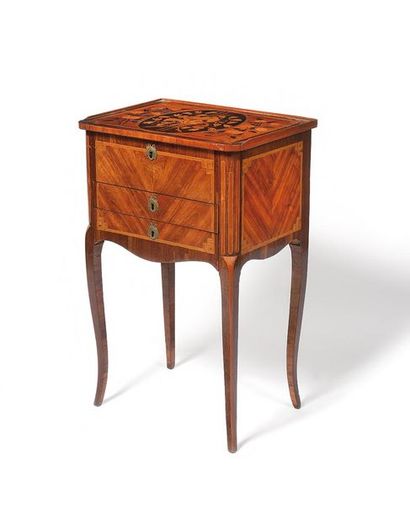 PETITE TABLE DE TOILETTE SIMULANT UNE TABLE...