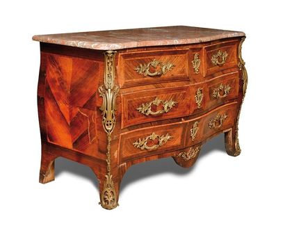 COMMODE de forme galbée en placage de palissandre...