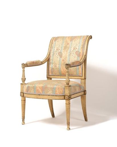 FAUTEUIL En bois relaqué blanc et doré, à...