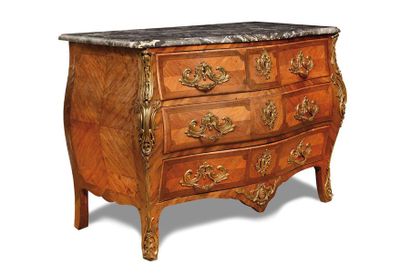Commode de forme galbée en placage de bois...