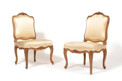 Paire de larges chaises à dossier plat mouvementé,...