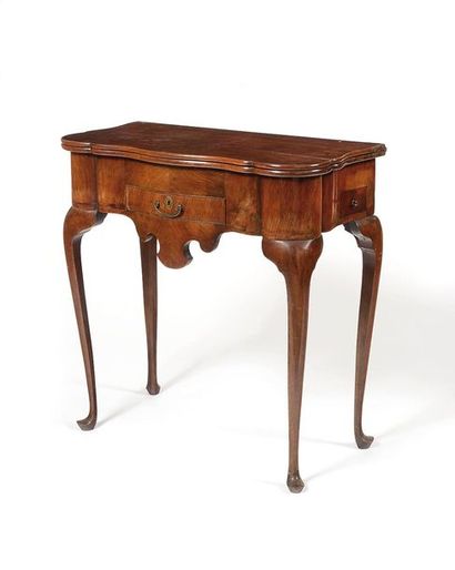 Table à jeu en acajou et placage d’acajou,...