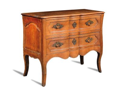 COMMODE de forme mouvementée en noyer mouluré...