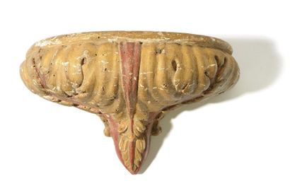 BENITIER en bois sculpté, doré et polychromé....