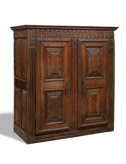 PETITE ARMOIRE en chêne ouvrant à deux vantaux....