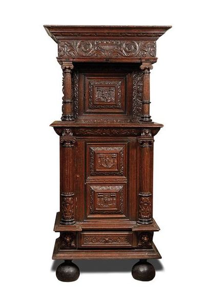 DRESSOIR en chêne sculpté ouvrant à deux...