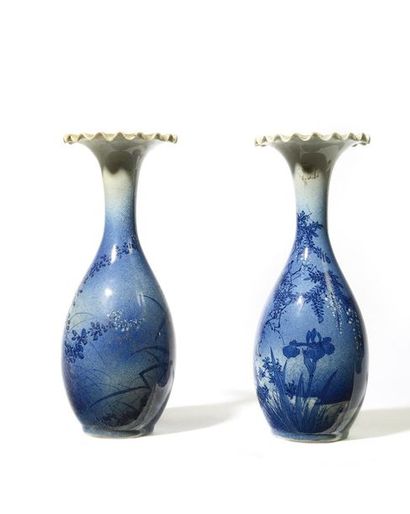 JAPON Période MEIJI Paire de petits vases...