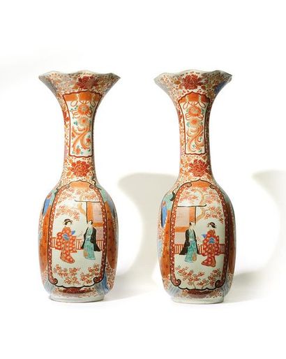 JAPON Paire de grands vases cornet en porcelaine...