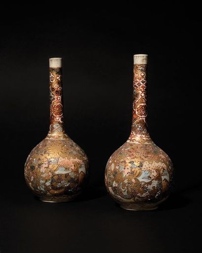 JAPON Paire de petits vases bouteille en...
