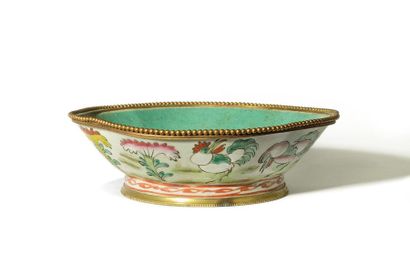 CHINE - Période République Coupe en porcelaine...