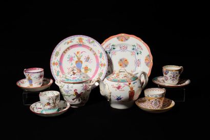 MINTON Ensemble comprenant : 2 petites assiettes,...