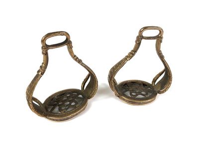 Paire d’étriers de cavalerie. En bronze....