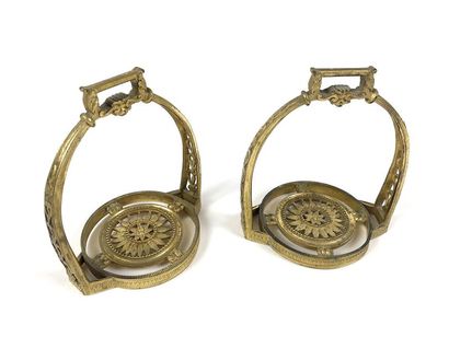 Paire d’étriers d’officier général. En bronze...