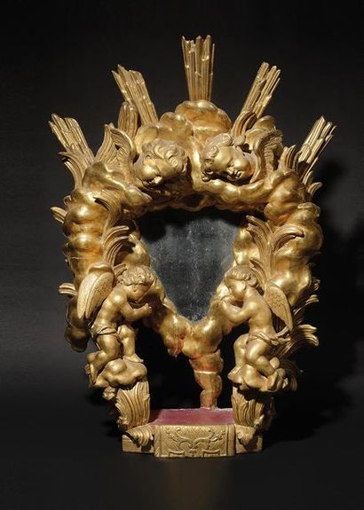 MIROIR DE CHAPELLE en bois doré richement...