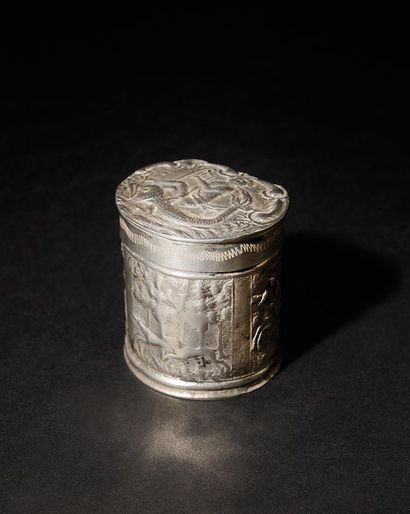 PETITE BOITE en argent repoussé, comprenant...