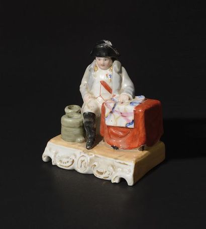 SUJET EN PORCELAINE représentant Napoléon...