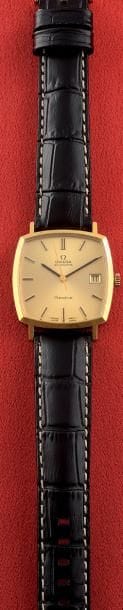 OMEGA

Vers 1950

Montre de ville

en or...